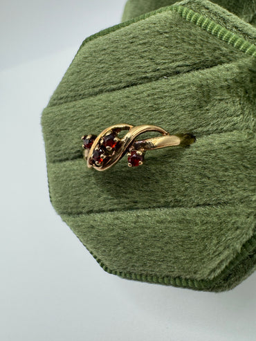 9ct gold garnet ring