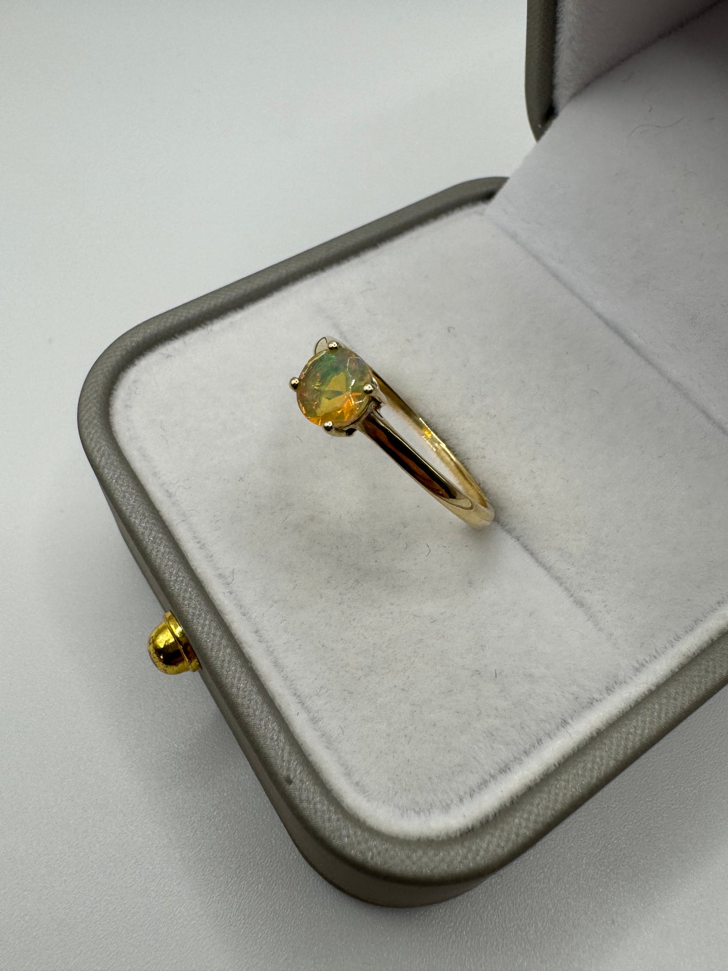 9ct gold yellow opal ring