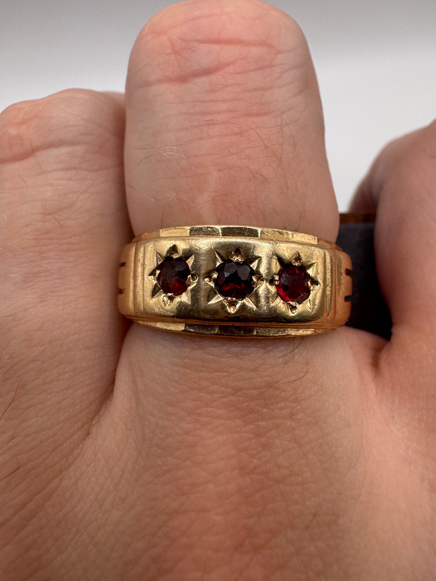 Heavy 9ct gold multi-coloured garnet gypsy ring