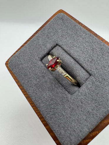 9ct gold garnet and diamond ring