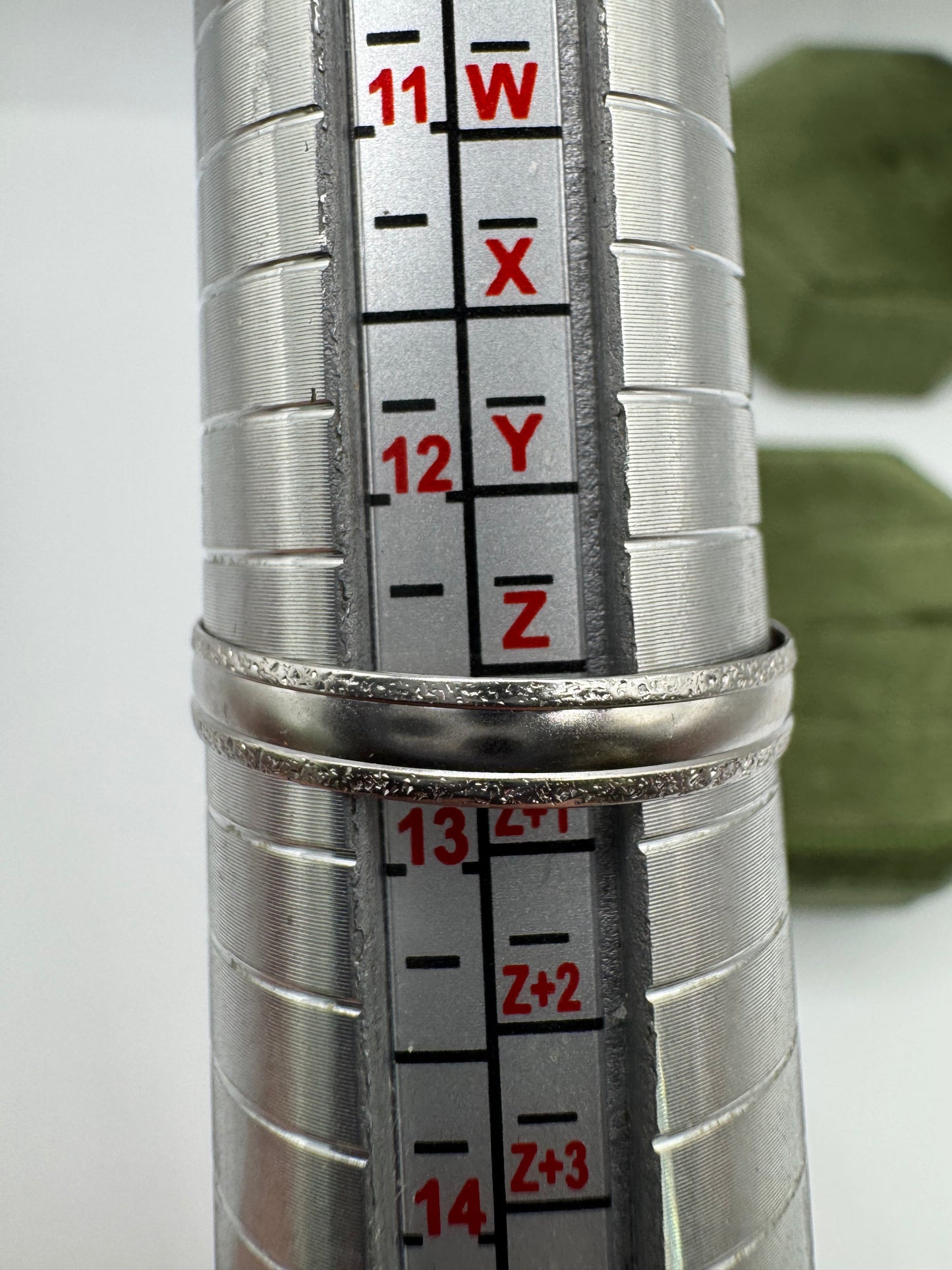 9ct white gold patterned band
