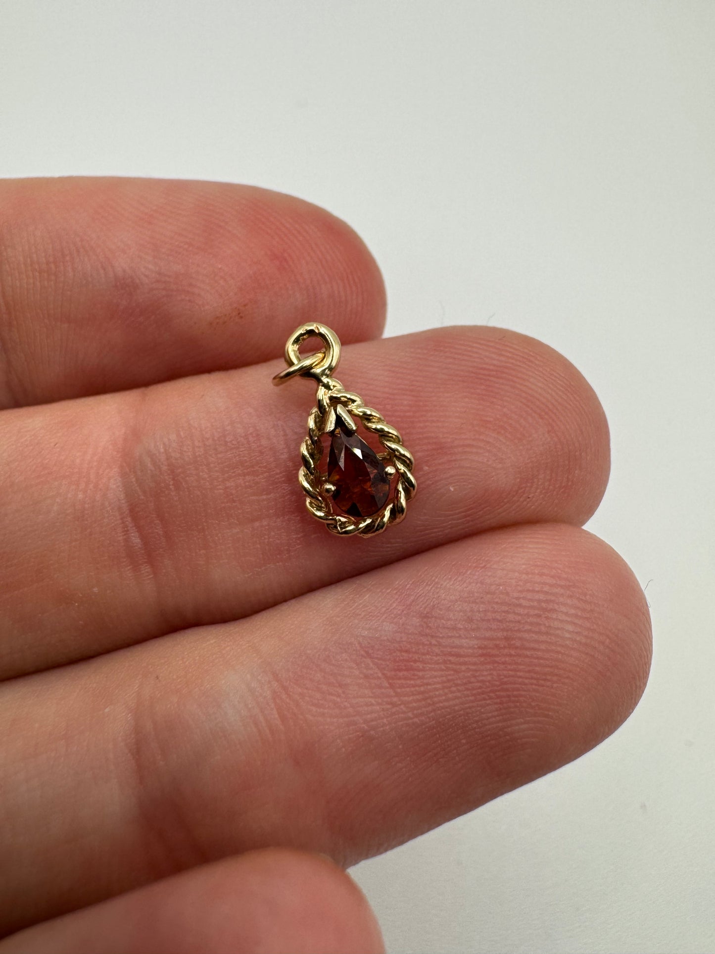 9ct gold garnet pendant
