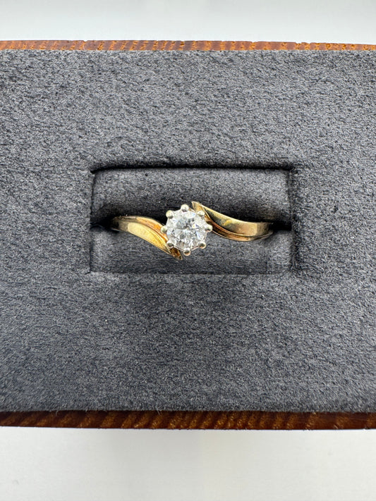 9ct gold 0.25ct diamond twist ring