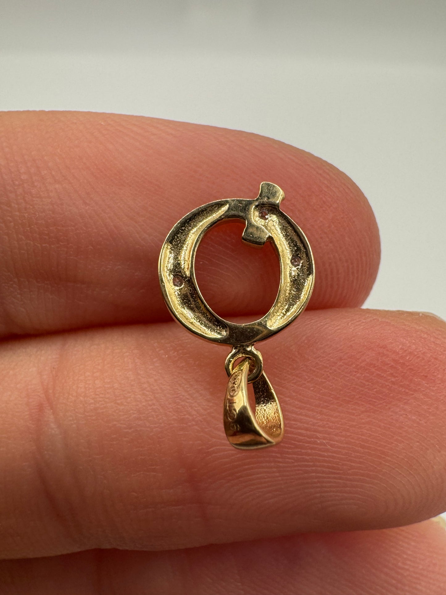 9ct gold diamond initial Q pendant