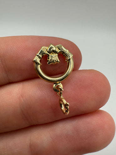 9ct gold claddagh pendant
