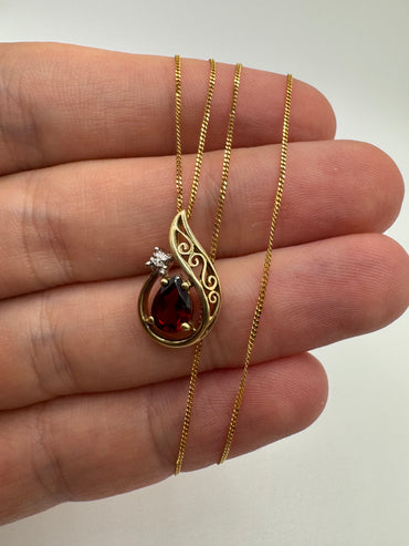 9ct gold garnet and diamond necklace (18”)