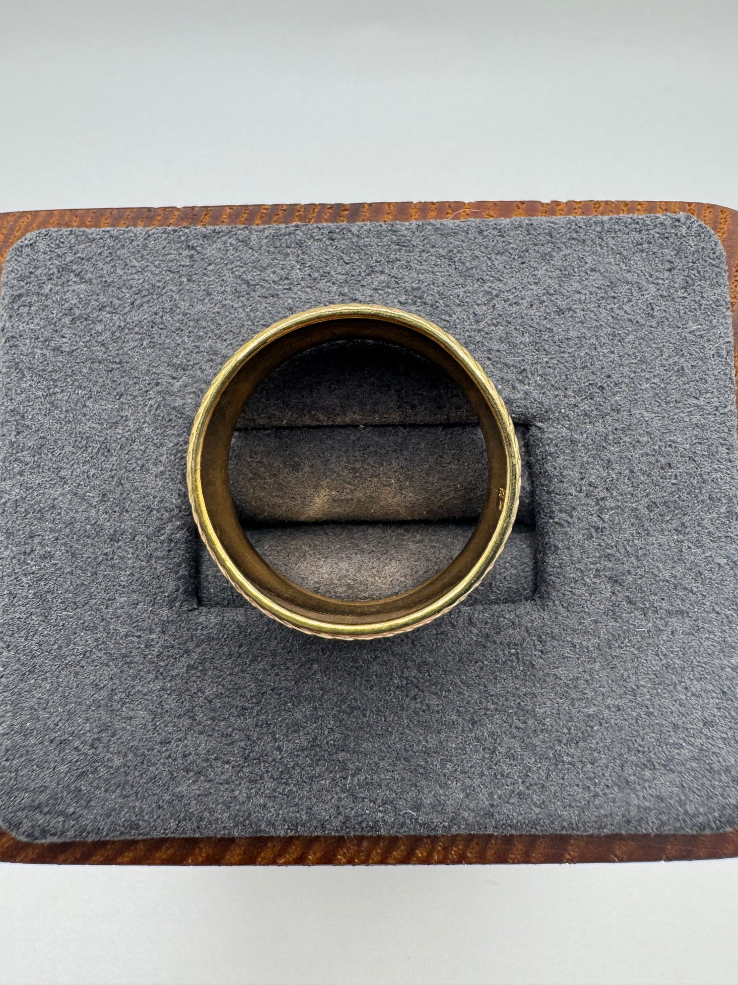 9ct gold patterned enamelled band