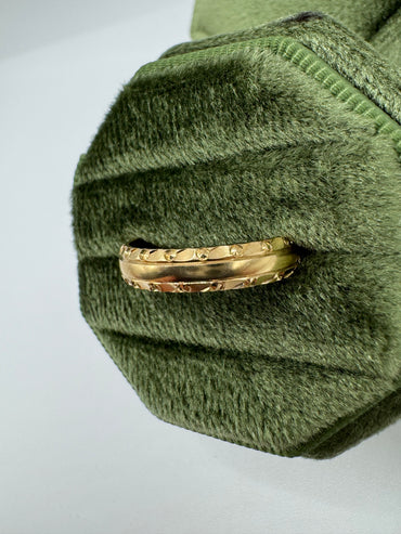 9ct gold patterned band