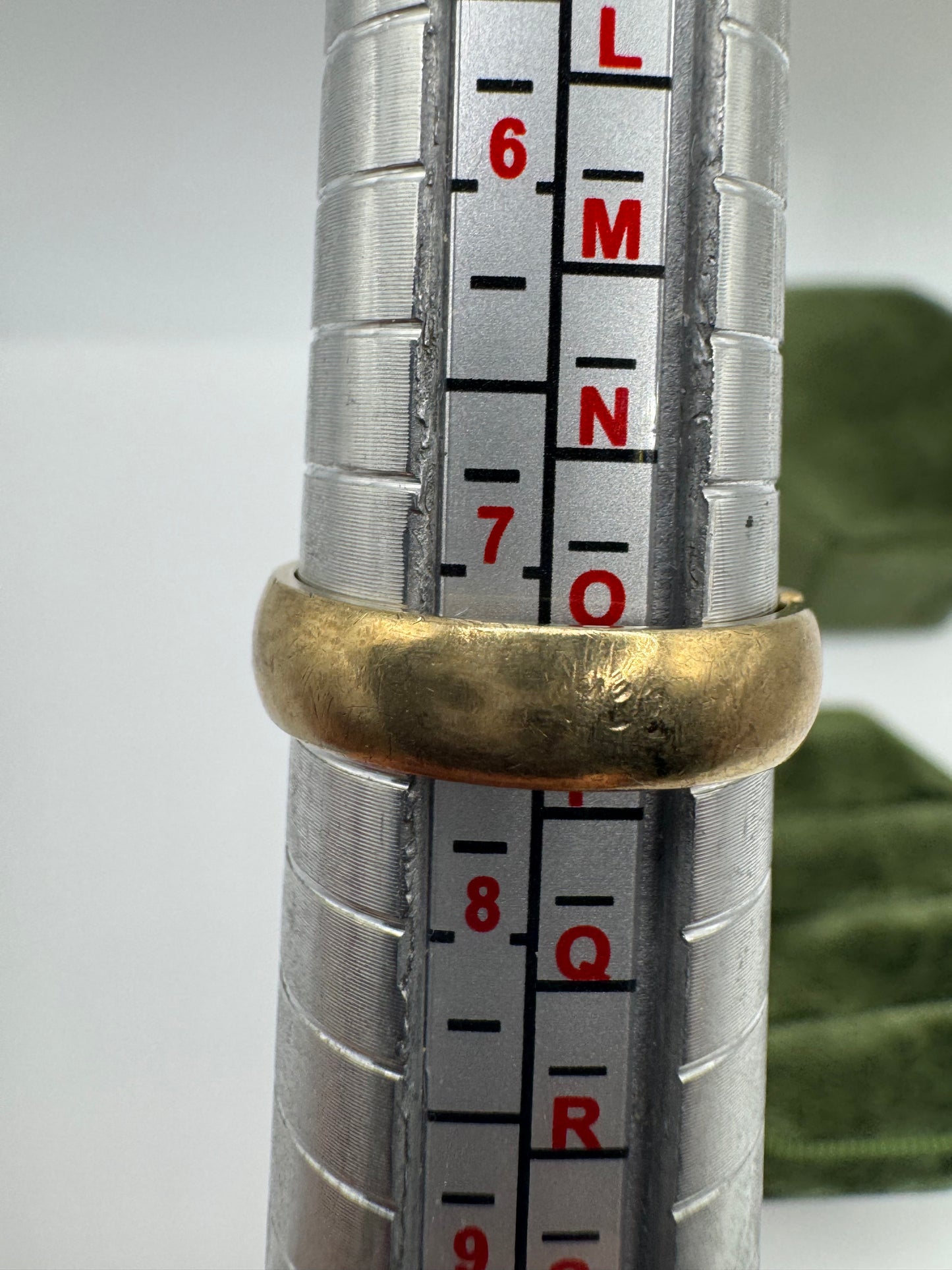 9ct gold patterned diamond ring