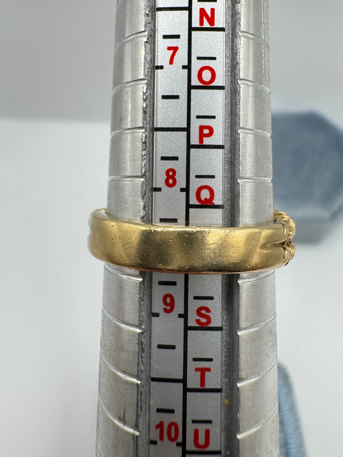 Heavy 9ct gold ridged knot ring