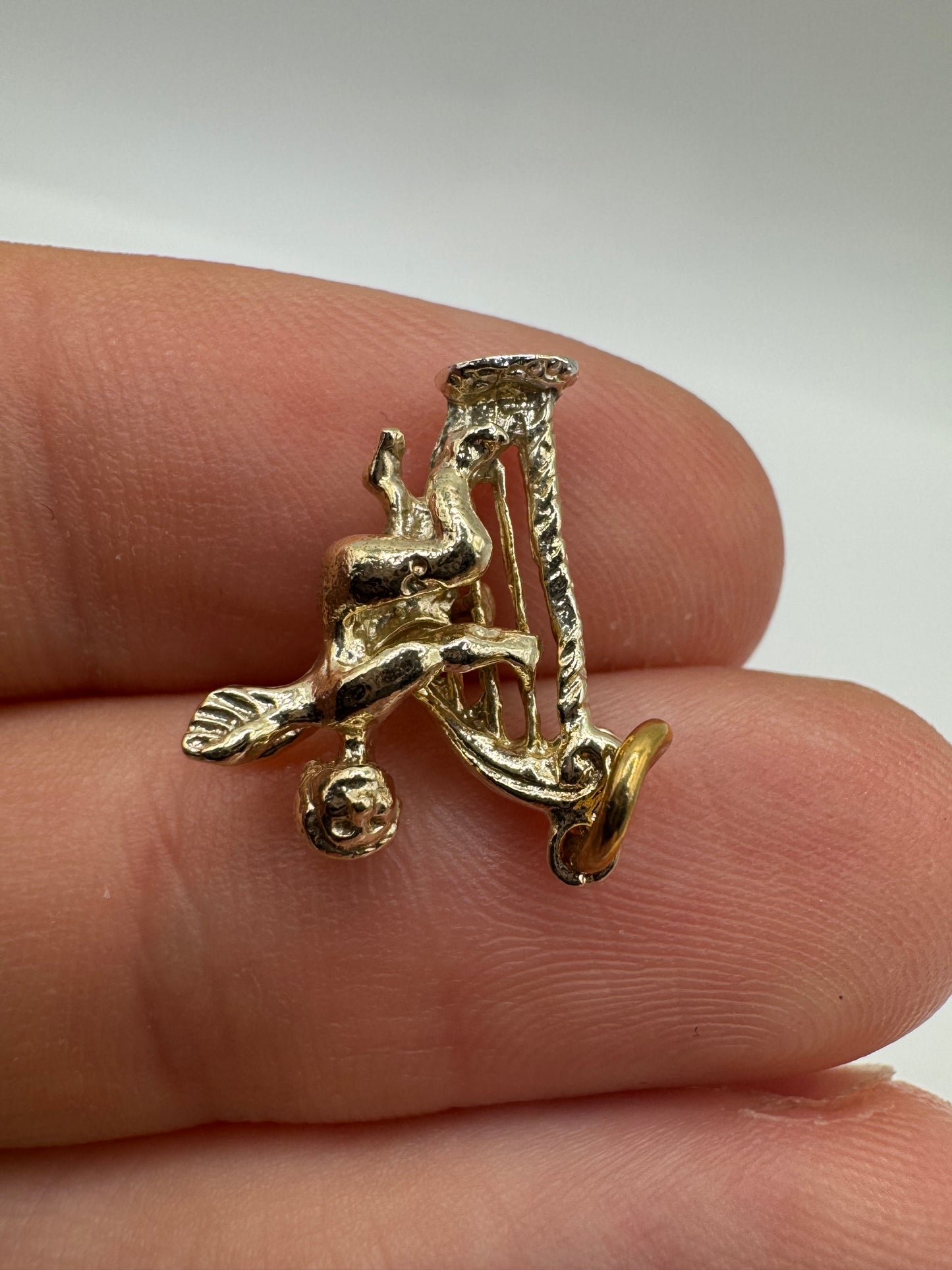 9ct gold cherub pendant