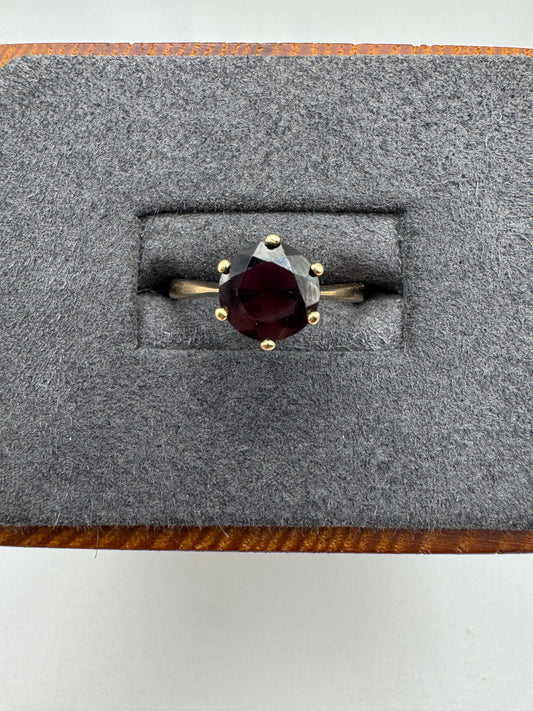 9ct gold garnet ring