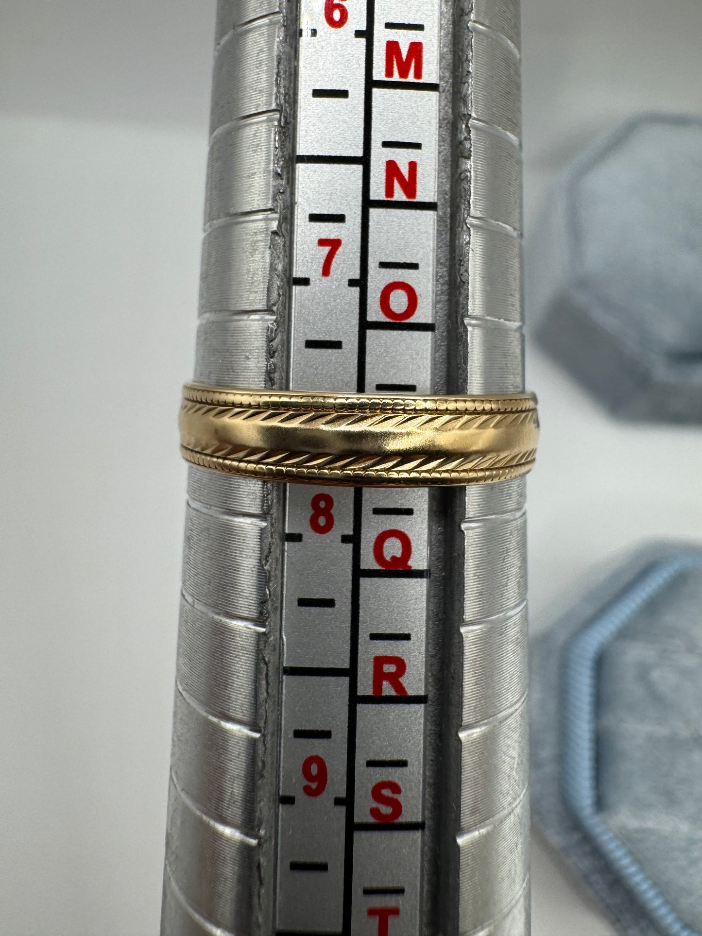 9ct gold patterned band