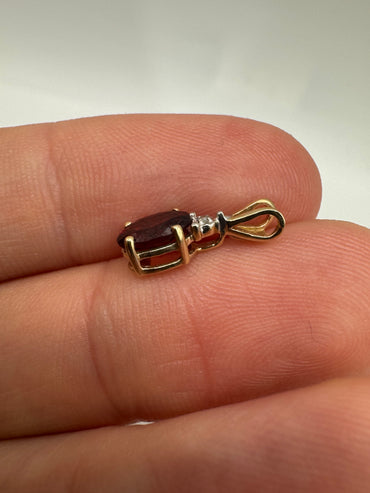 9ct gold garnet and diamond pendant