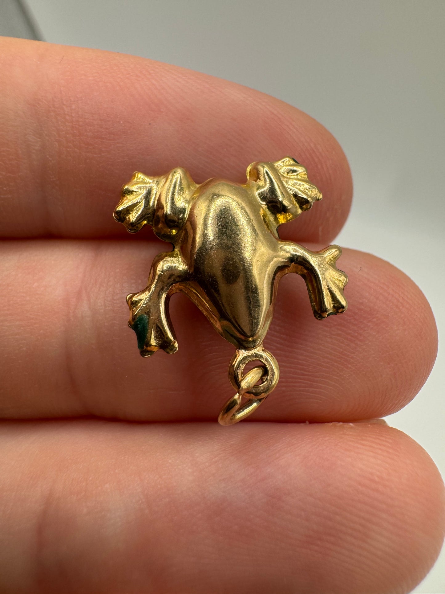 9ct gold enamel frog charm