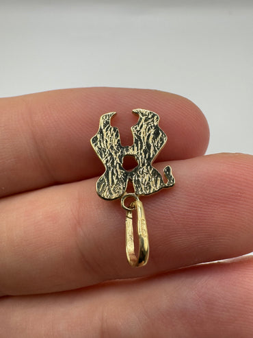 9ct gold boy and girl kissing pendant