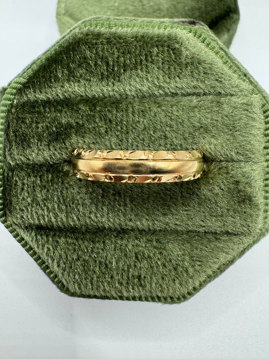 9ct gold patterned band