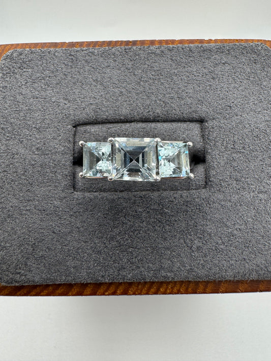 9ct white gold aquamarine ring