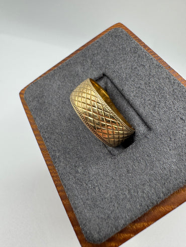 9ct gold engraved band