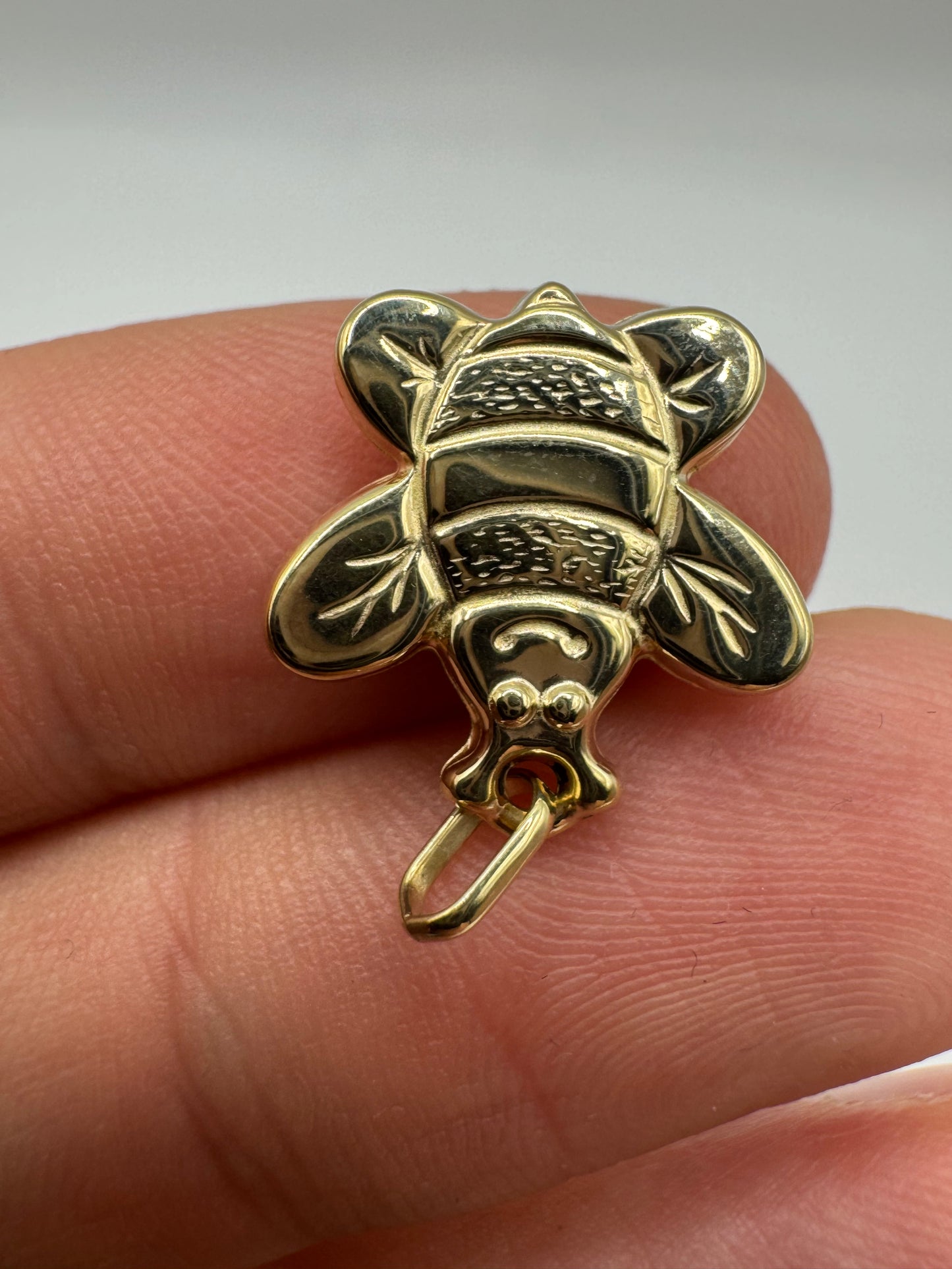 9ct gold bee charm