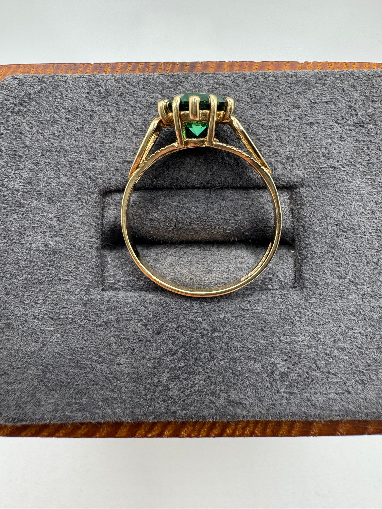 9ct gold spinel ring