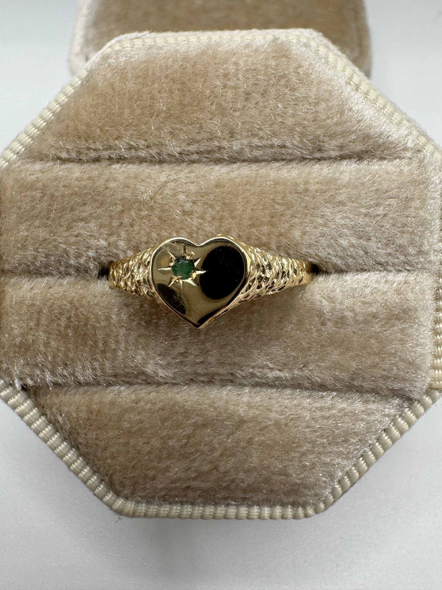 9ct gold emerald heart signet ring