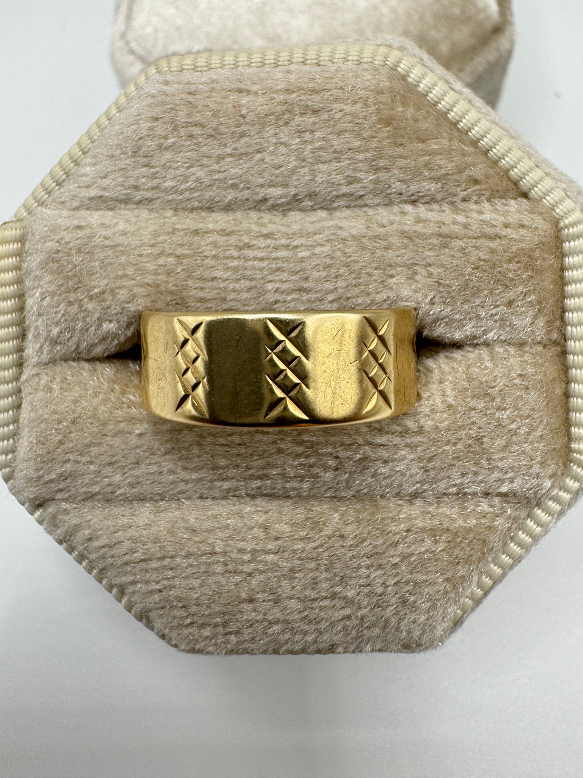 Vintage 9ct gold patterned band