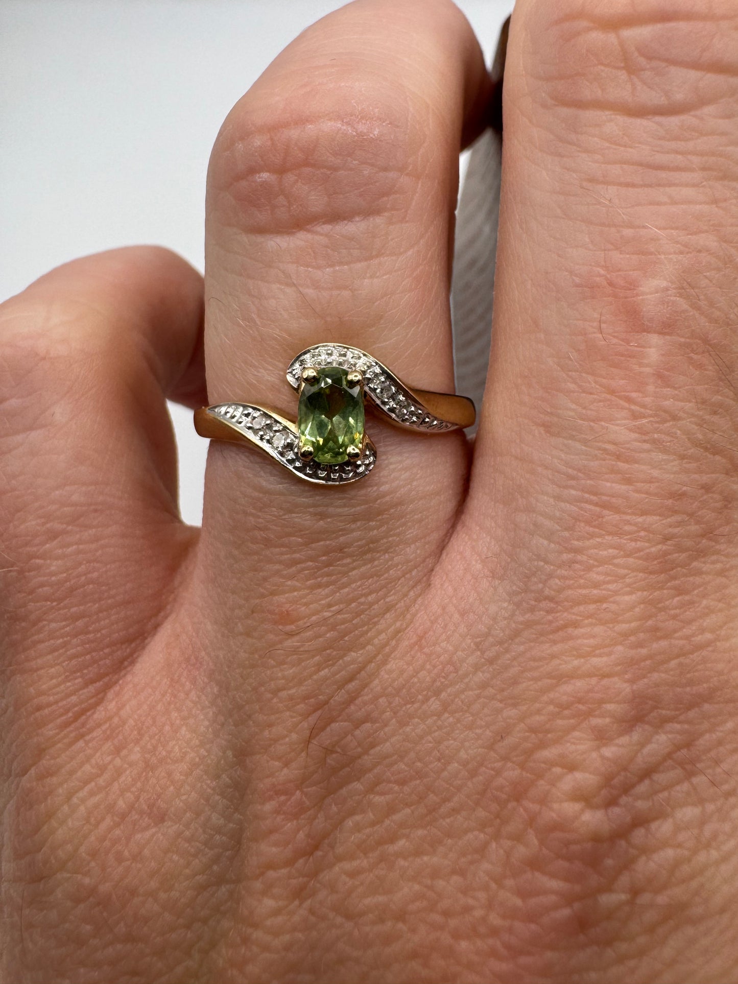 9ct gold peridot and diamond ring