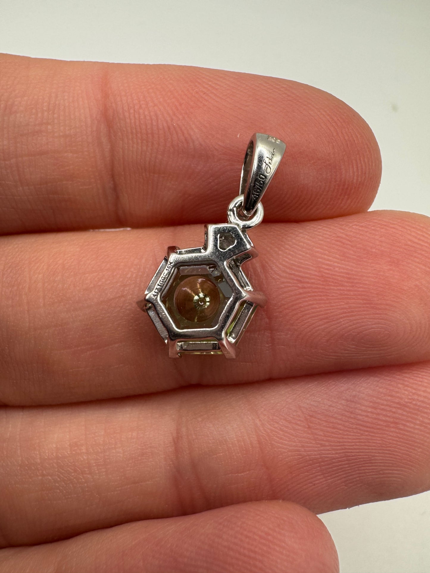 9ct white gold Glen Lehrer peridot and diamond pendant