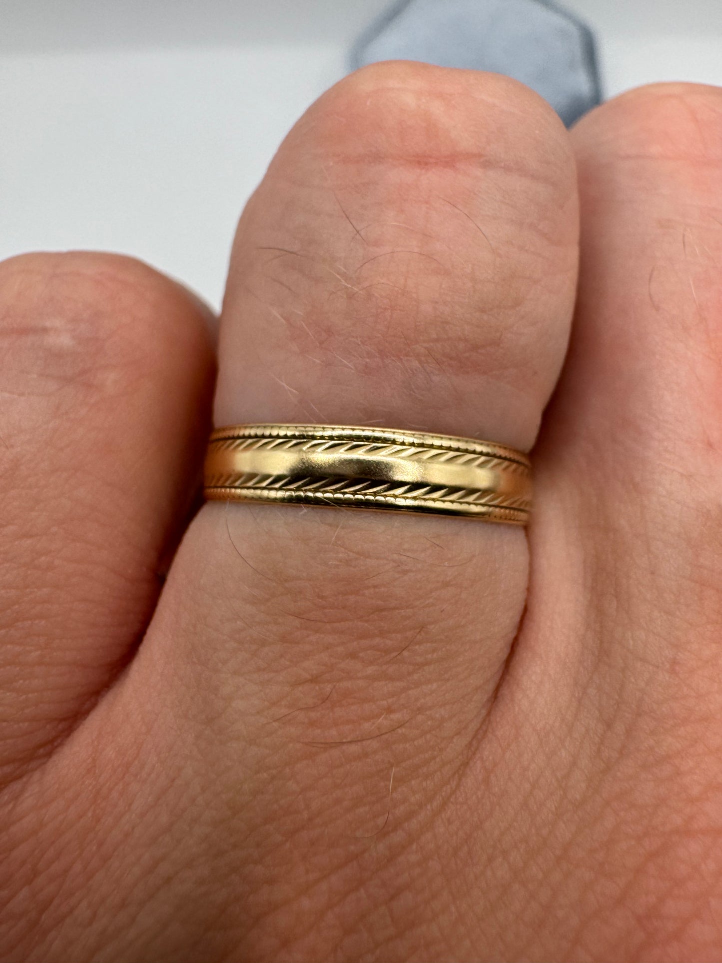 9ct gold patterned band