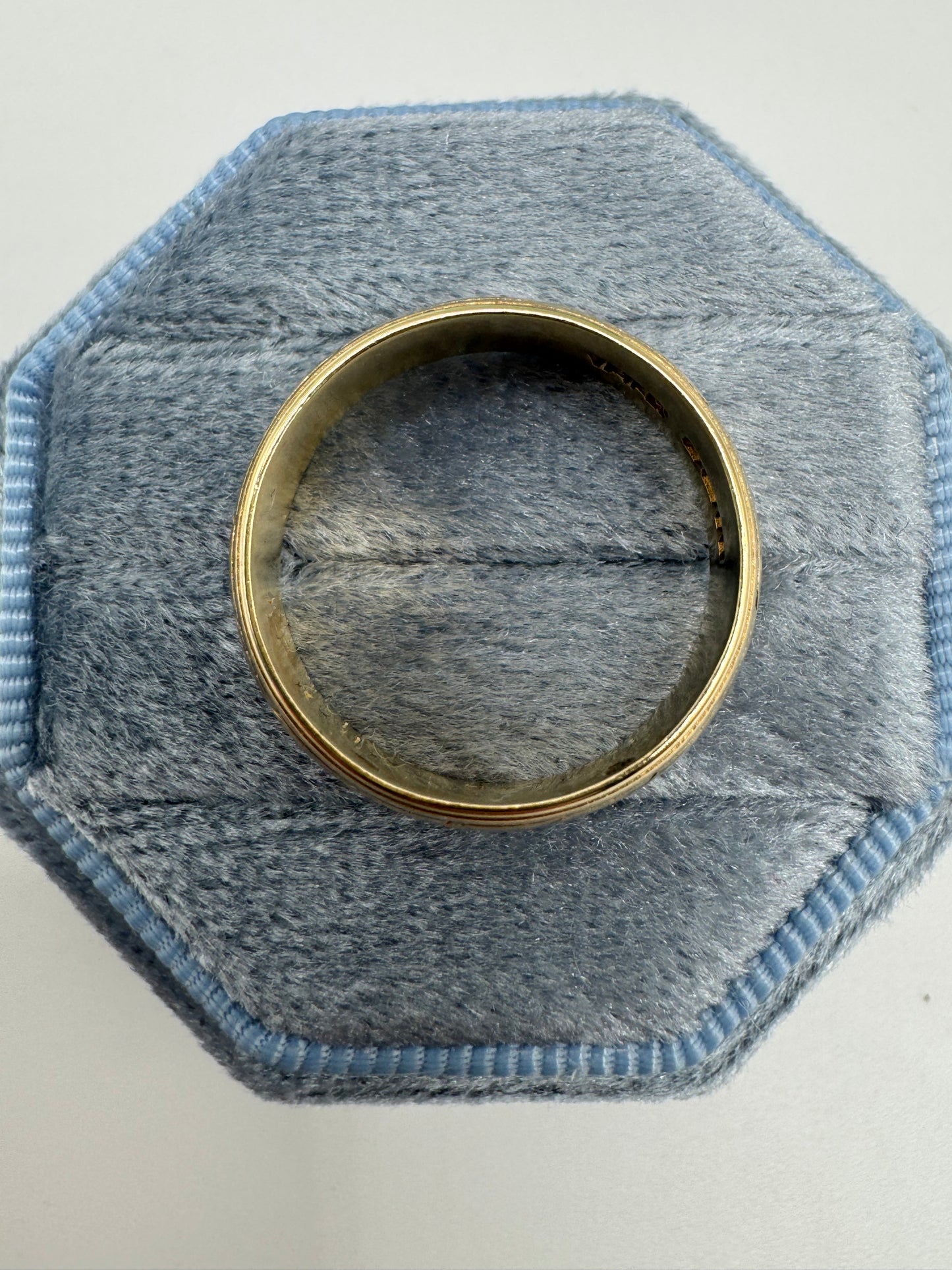 9ct gold patterned band