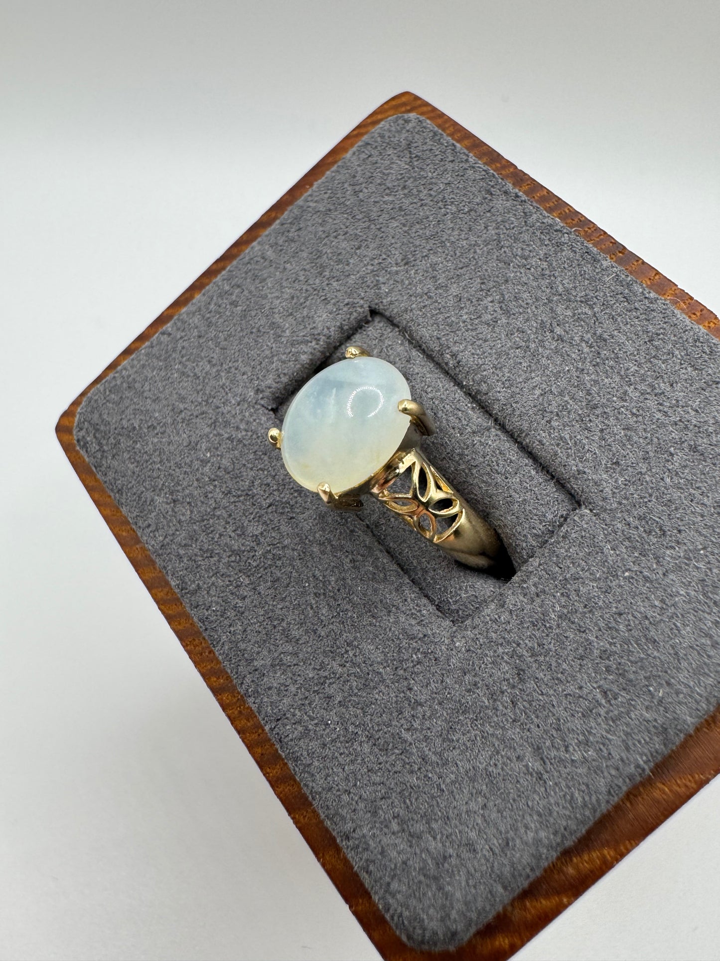 9ct gold chalcedony ring