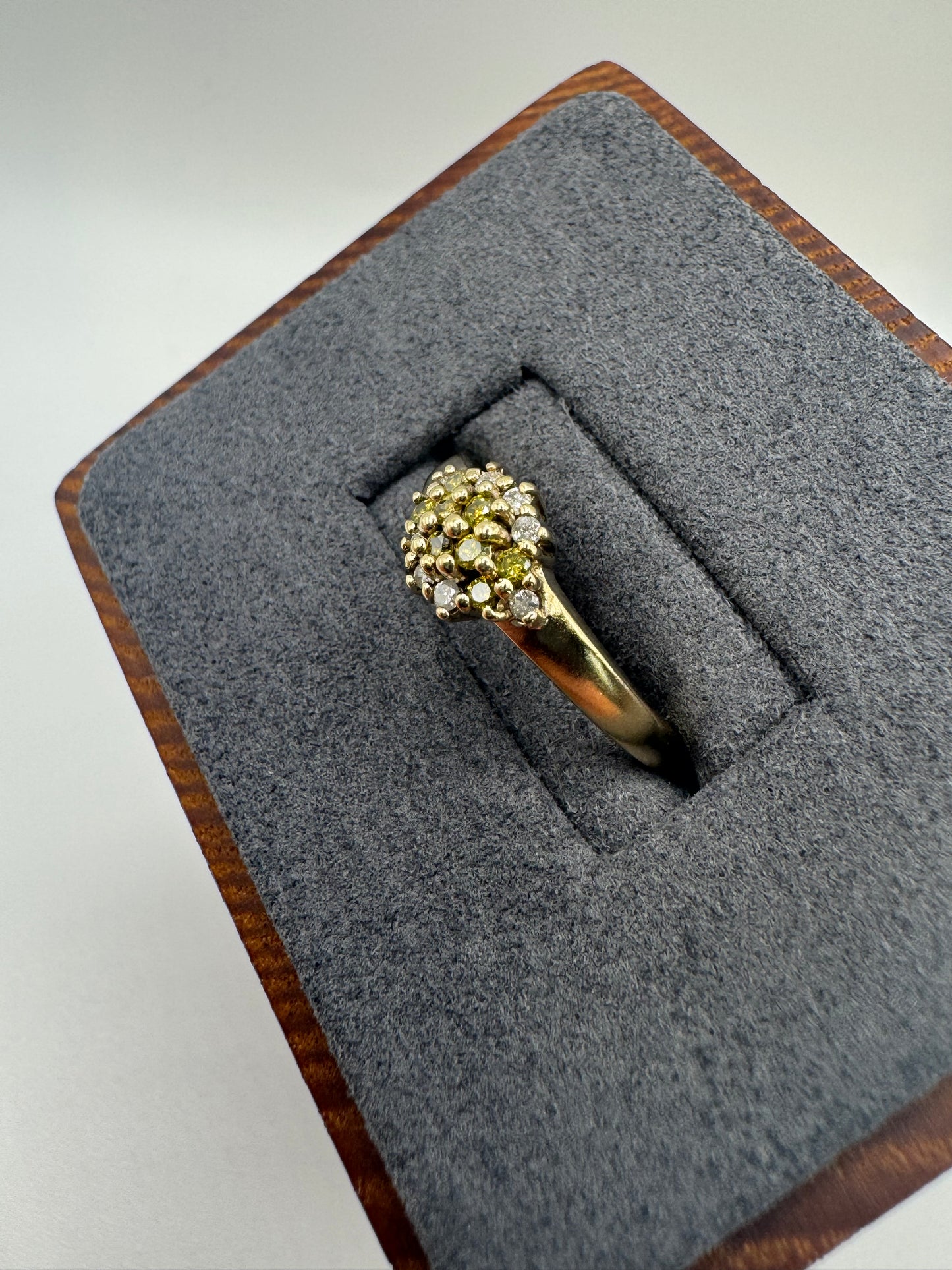 9ct gold diamond ring (inc yellow diamonds)
