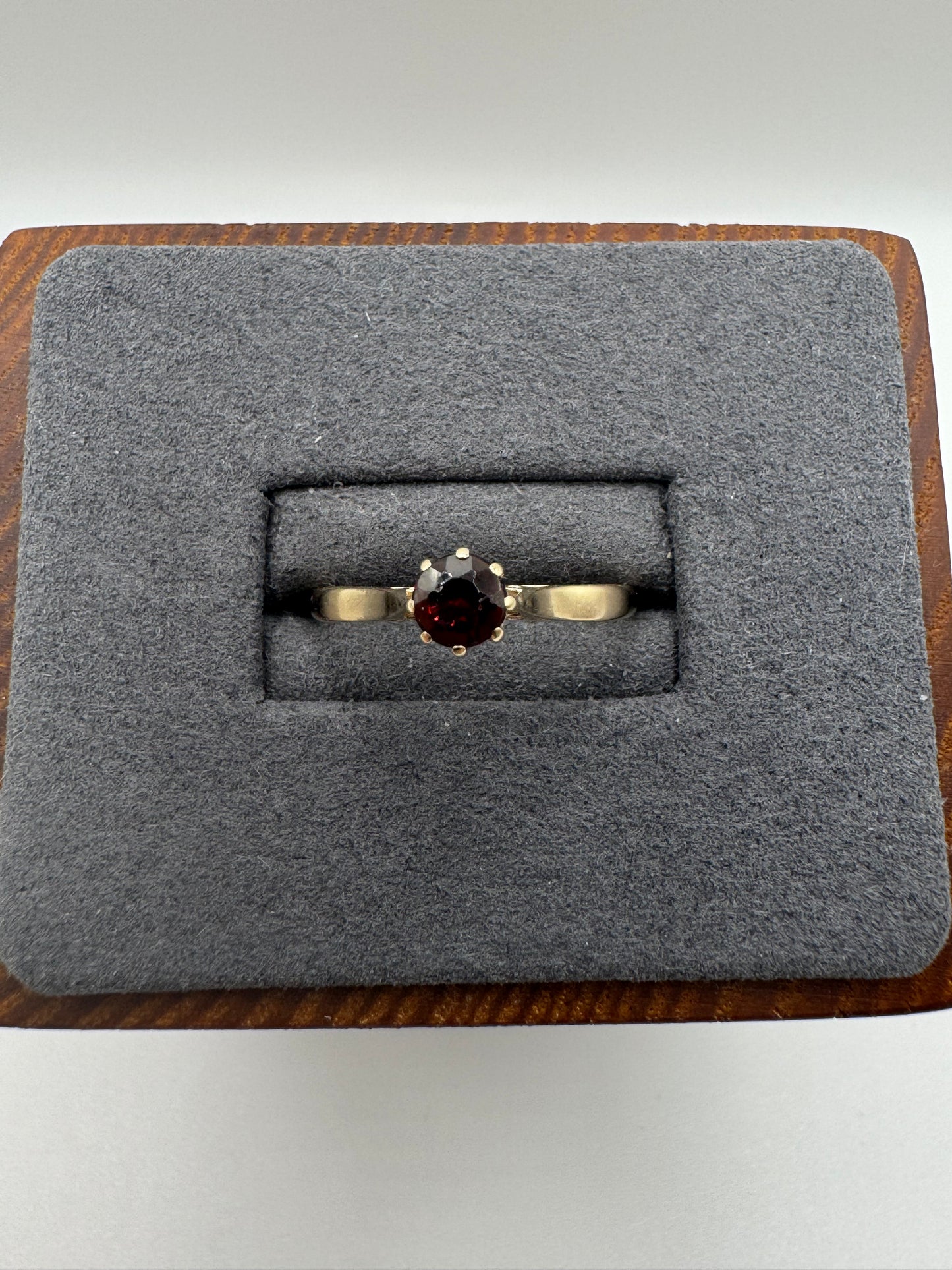9ct gold garnet ring