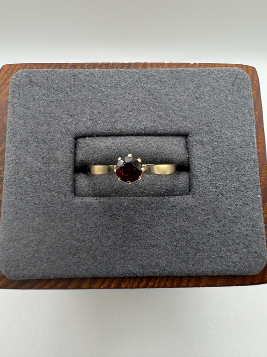 9ct gold garnet ring
