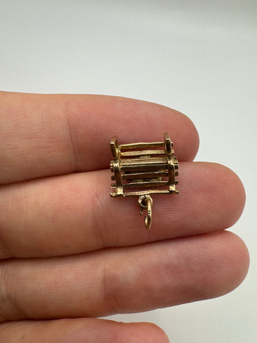 9ct gold heart on a bench charm