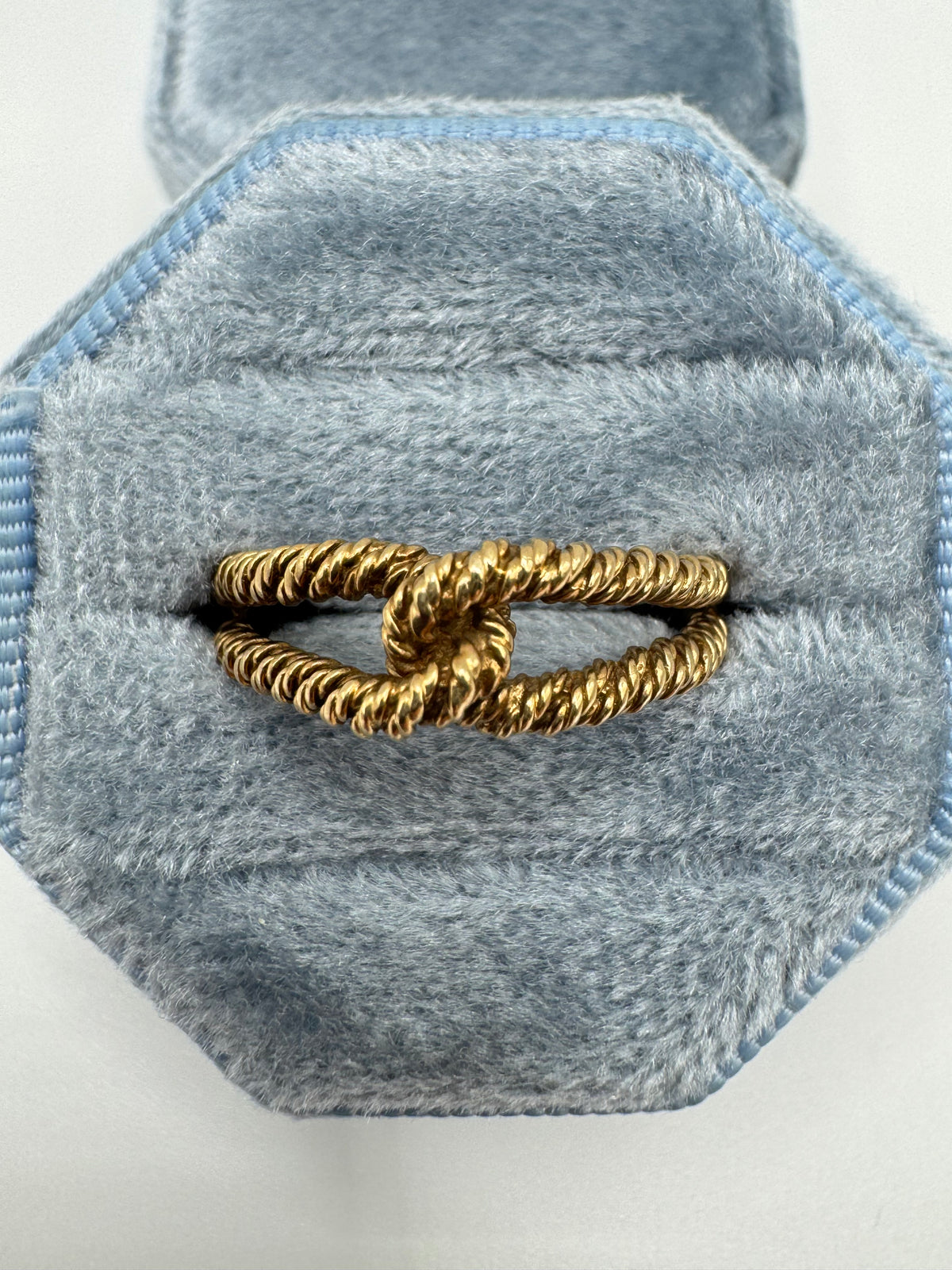 Heavy 9ct gold ridged knot ring