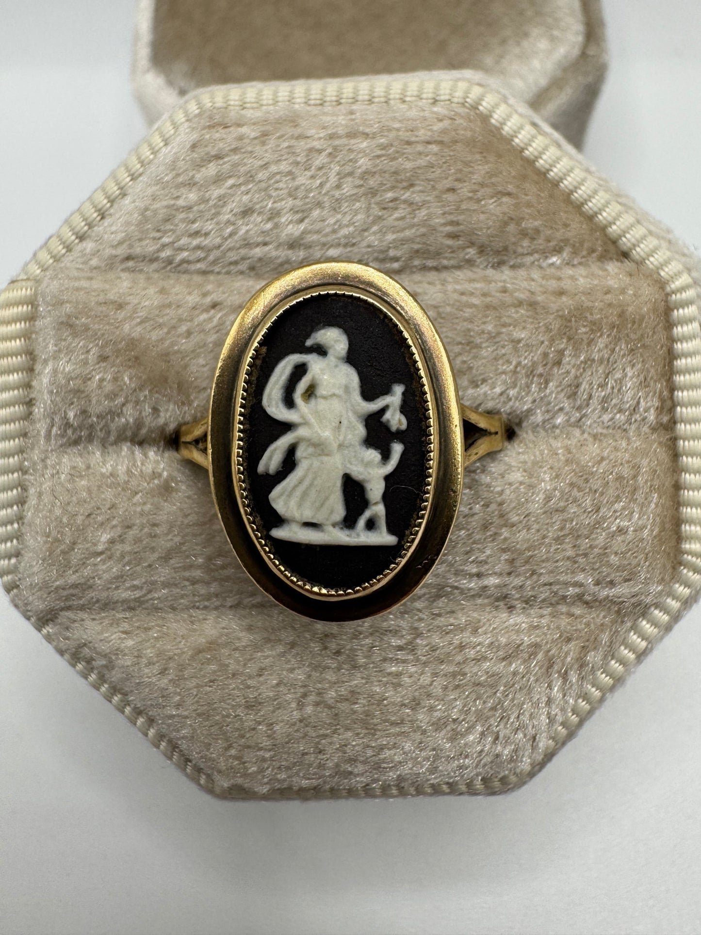 9ct gold Wedgwood cameo ring