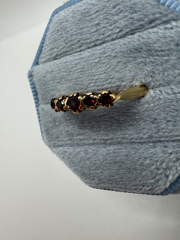9ct gold garnet ring