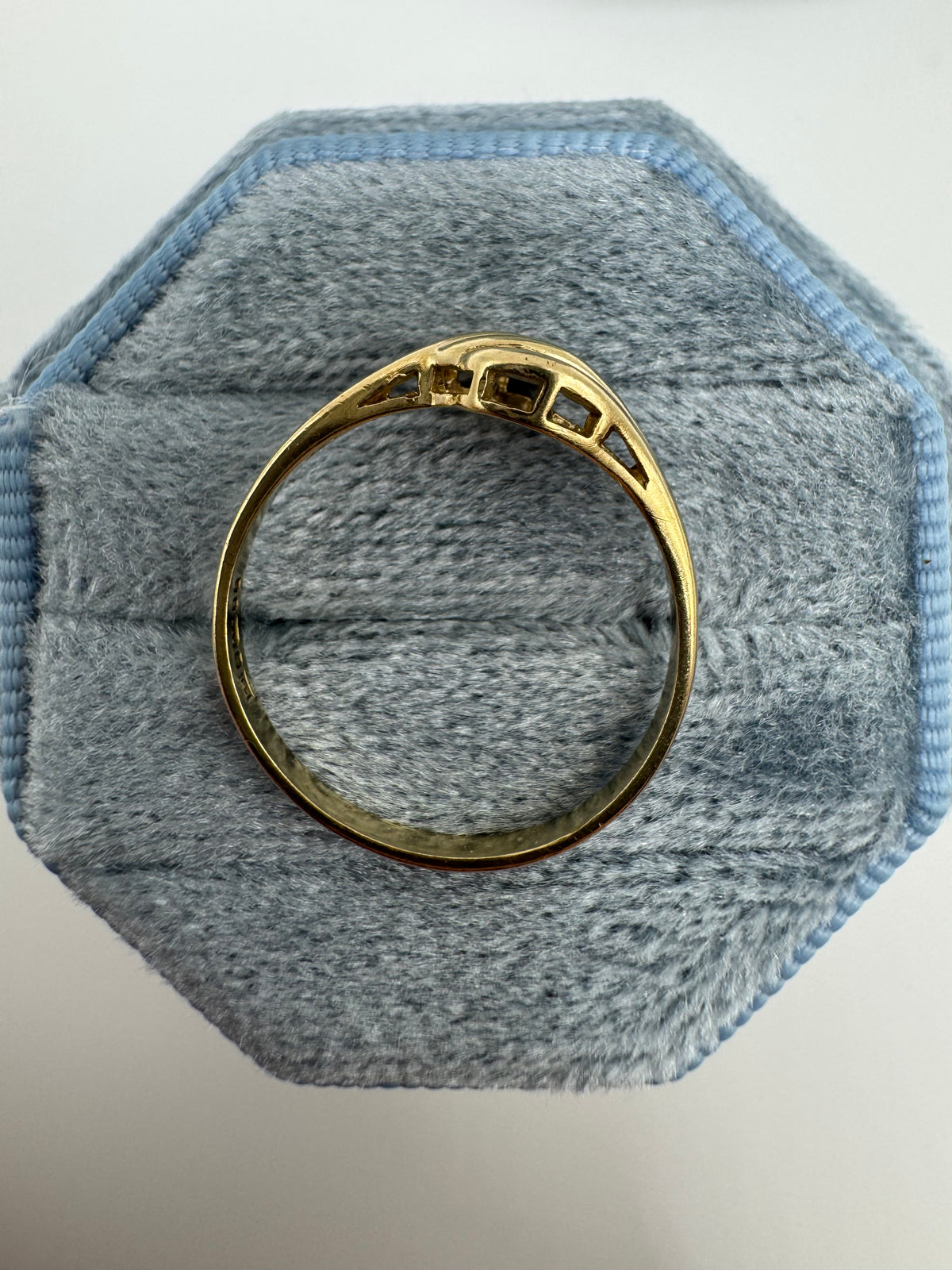 9ct gold swirl ring