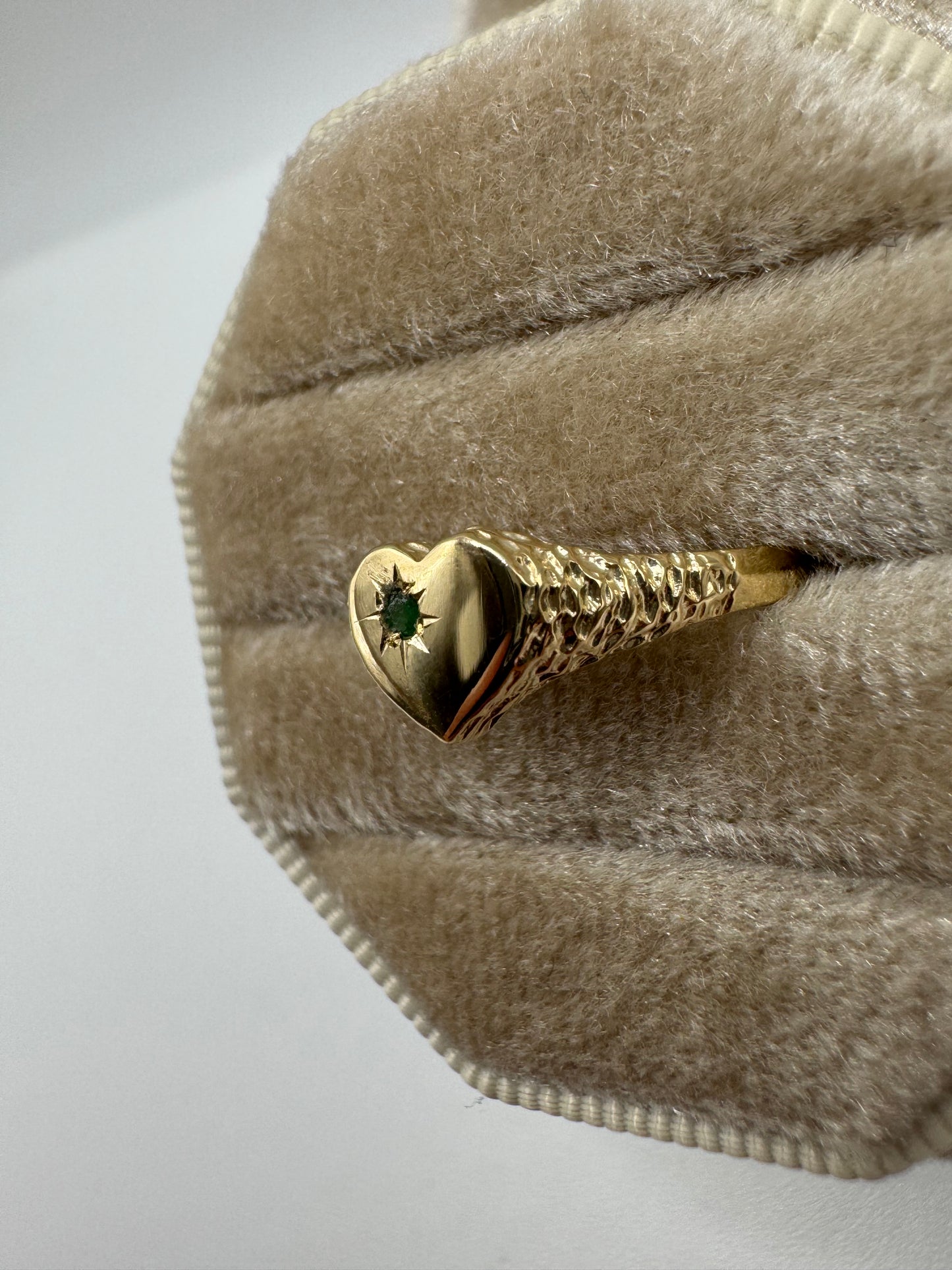 9ct gold emerald heart signet ring