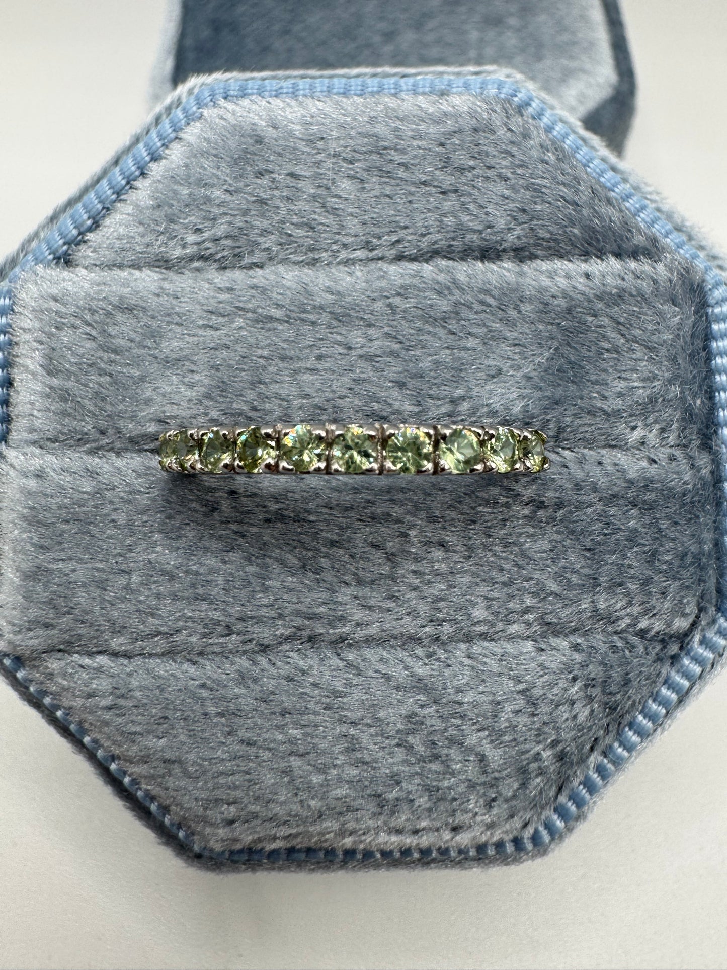 9ct white gold peridot ring