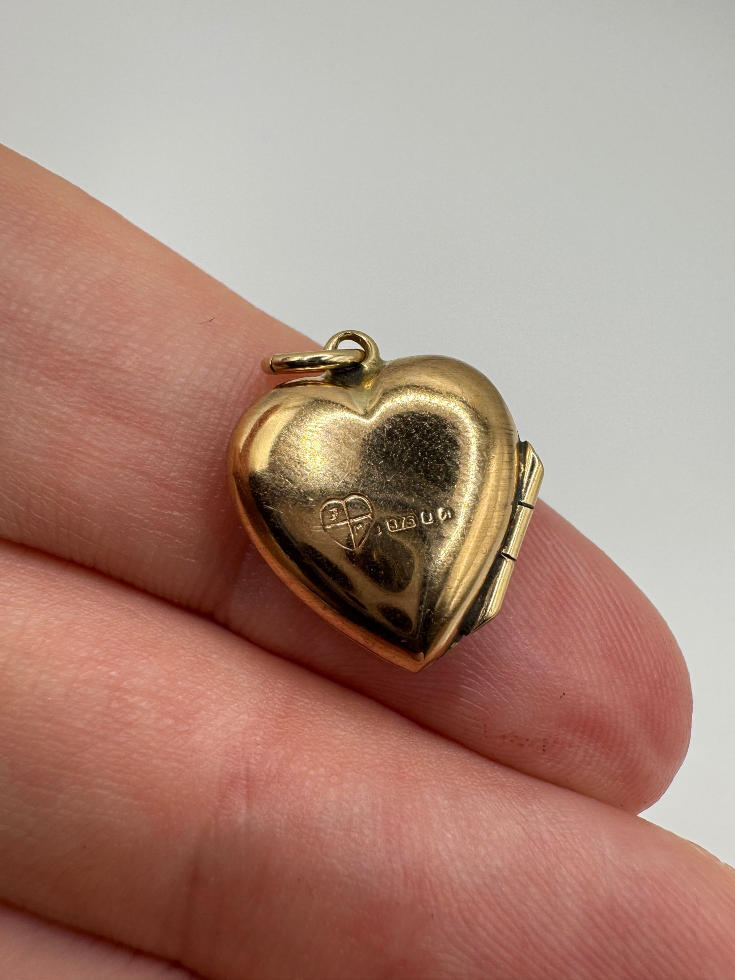 9ct gold engraved heart locket