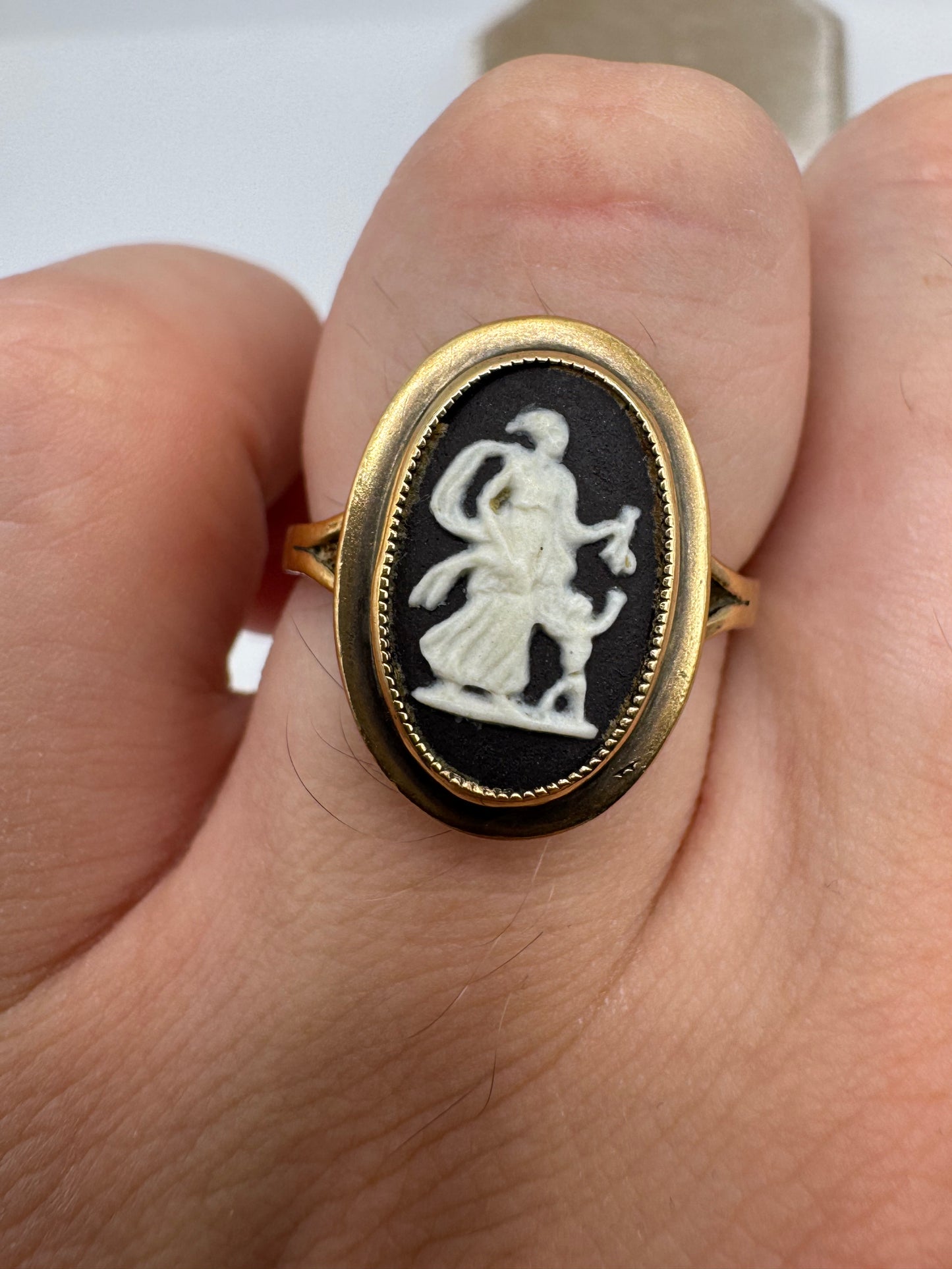 9ct gold Wedgwood cameo ring