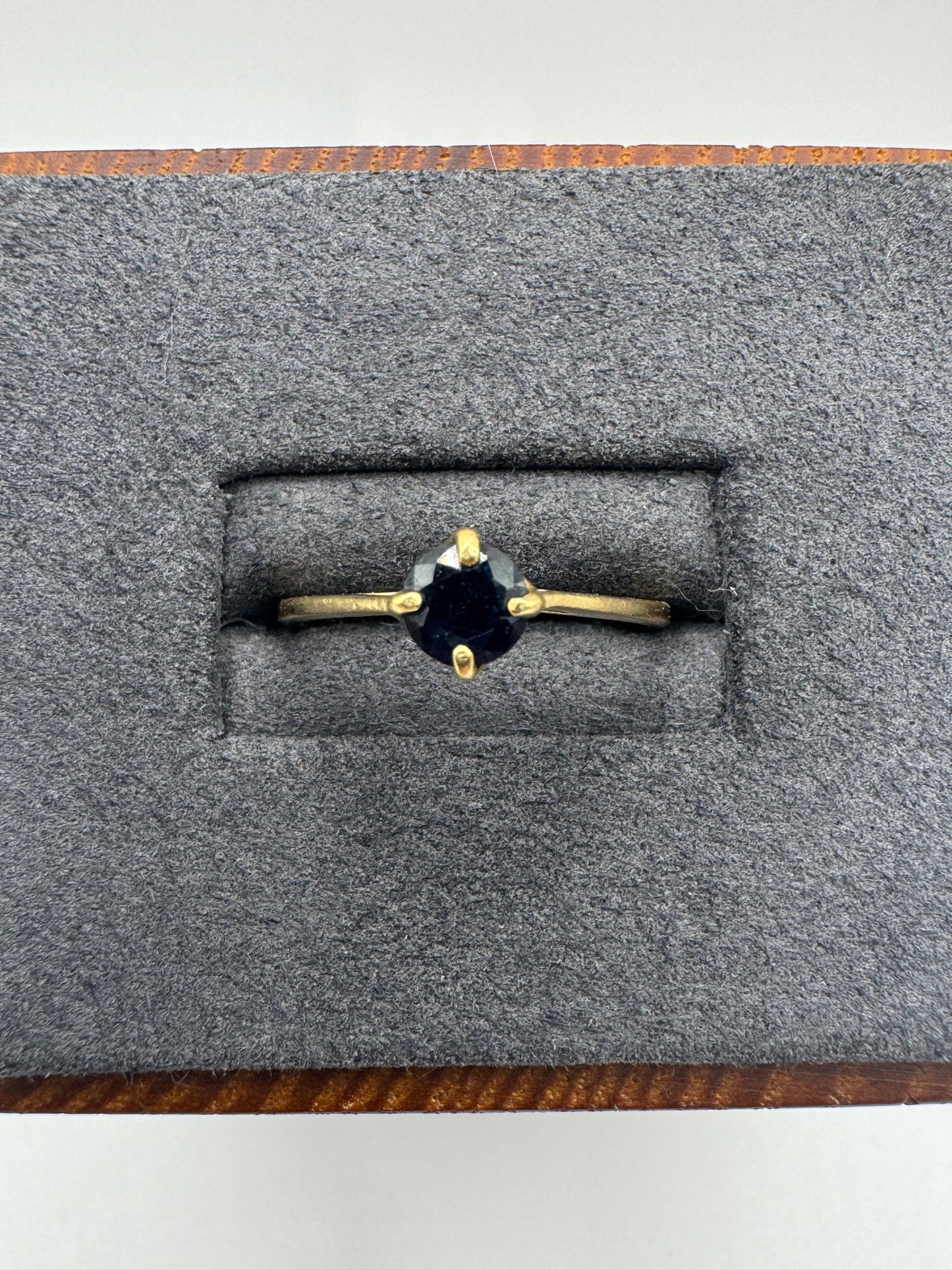 18ct gold sapphire ring