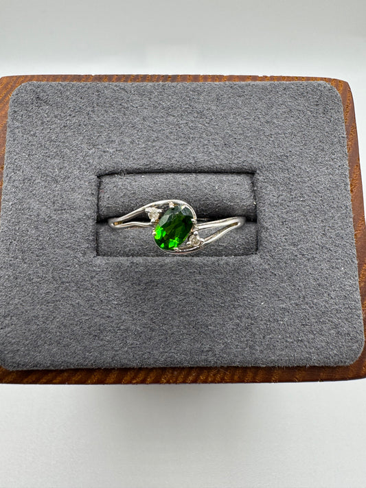 9ct white gold diopside and diamond ring
