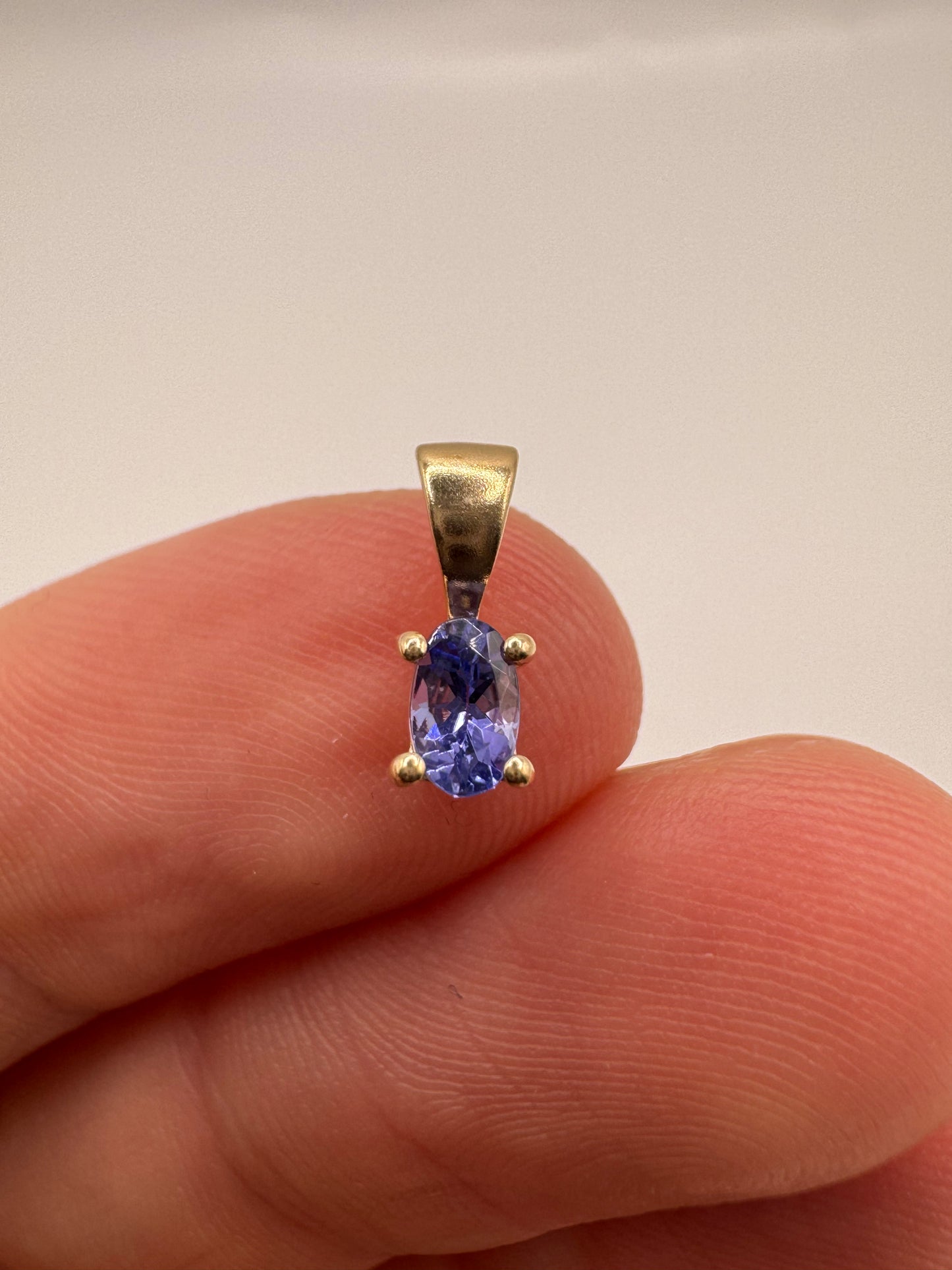 9ct gold tanzanite pendant