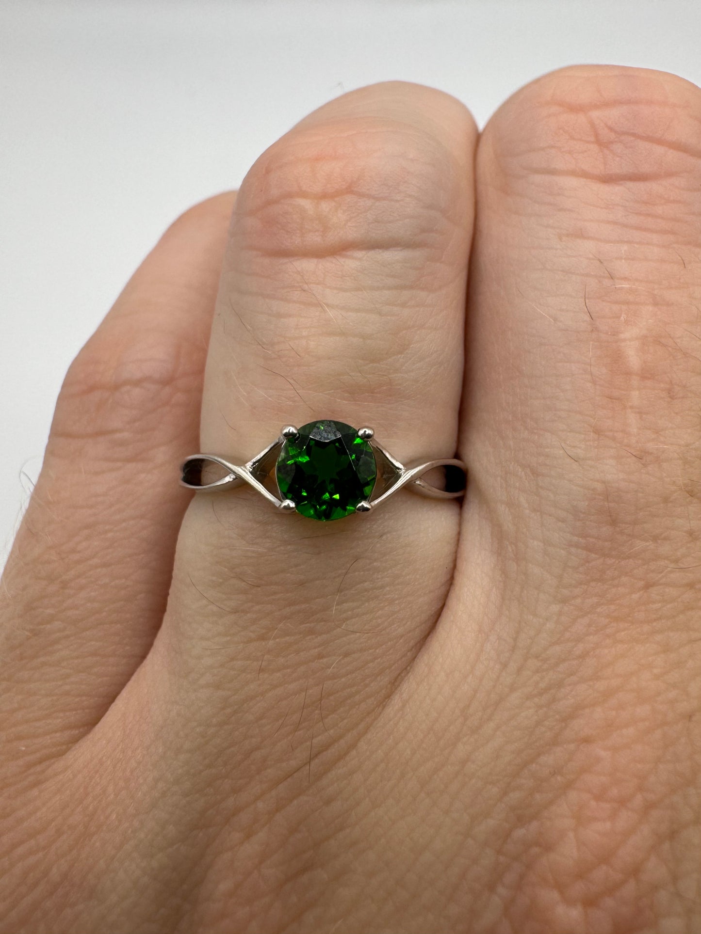 9ct white gold diopside ring
