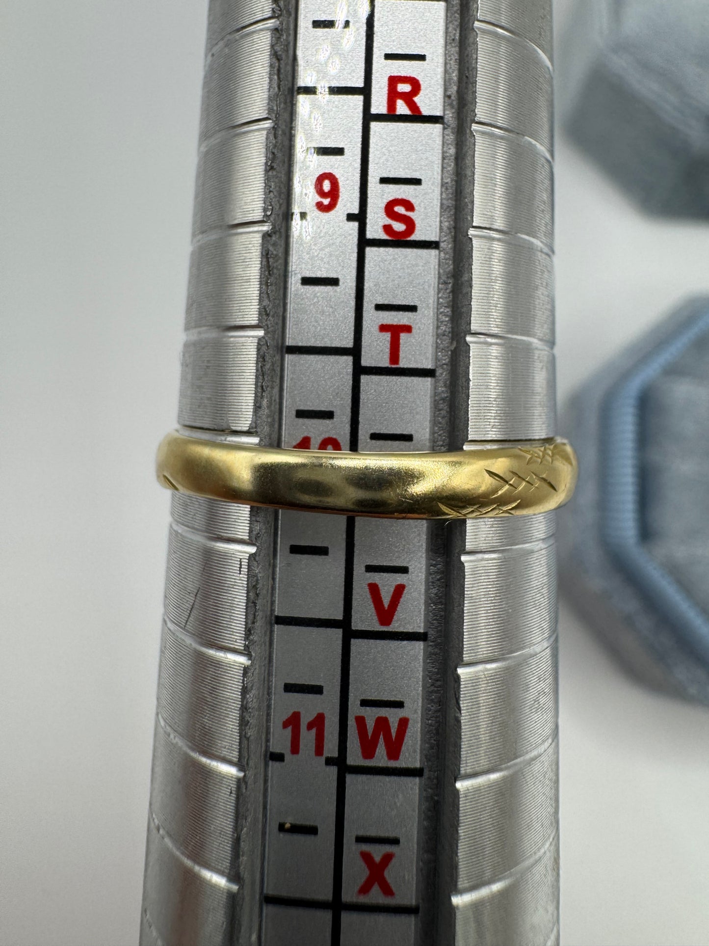 9ct gold patterned band