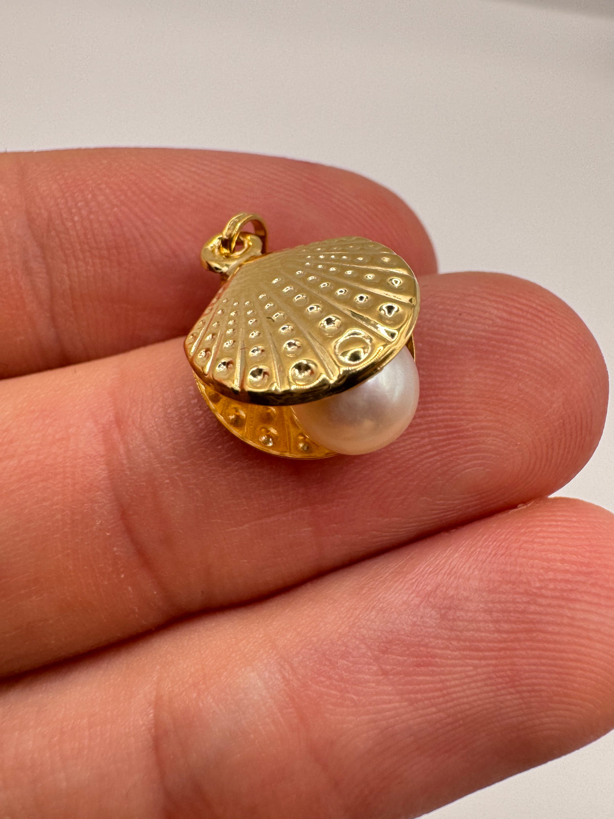 9ct gold pearl oyster charm